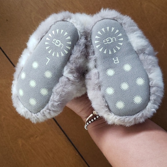 BABY UGG SLIPPERS - Picture 2 of 4